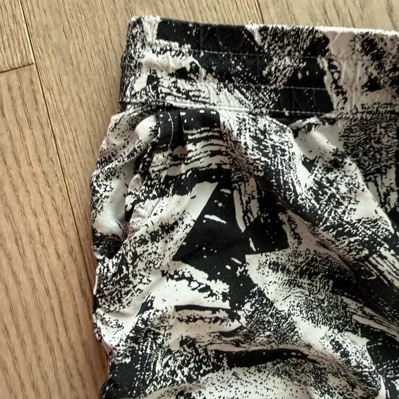 Banana Republic Women's Black & White Abstract Print Active Shorts in size XS - Picture 2 of 5